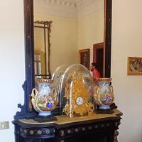 Mobile con specchiera ebanizzato e intarsi dorati