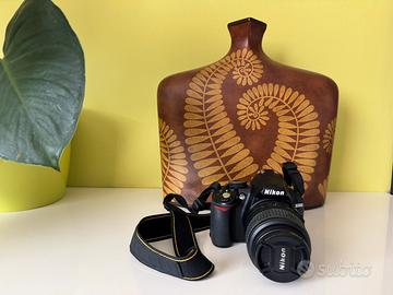 Nikon D3100 + obiettivo 18-55mm -