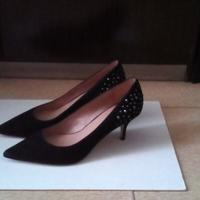 Scarpe nuove con il tacco e borchiate