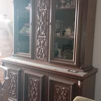 Credenza in legno con vetrina