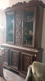 Credenza in legno con vetrina