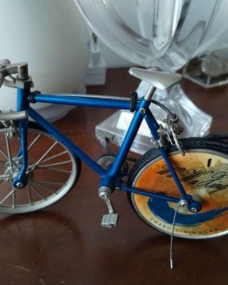Edizione rara: bici in miniatura formato accendino