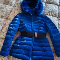 piumino da donna con cappuccio e cintura 
