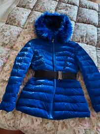 piumino da donna con cappuccio e cintura 