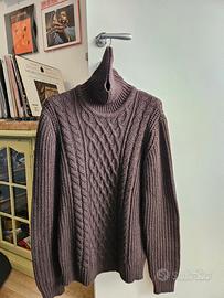 maglione marrone a collo alto