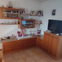 Mobile per soggiorno ad angolo, con 2 vetrinette.