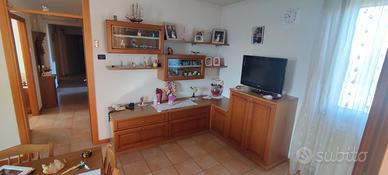 Mobile per soggiorno ad angolo, con 2 vetrinette.