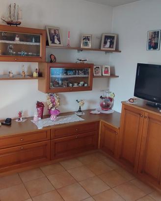 Mobile per soggiorno ad angolo, con 2 vetrinette.
