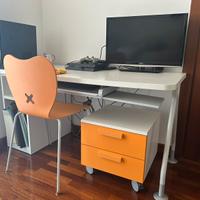 Scrivania con sedia e cassettiera