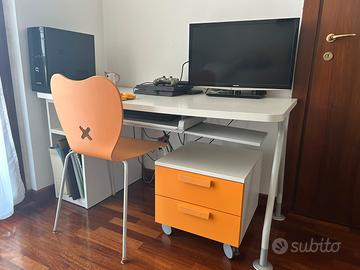 Scrivania con sedia e cassettiera