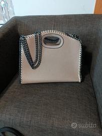 Borsa beige scuro con tracolla in metallo