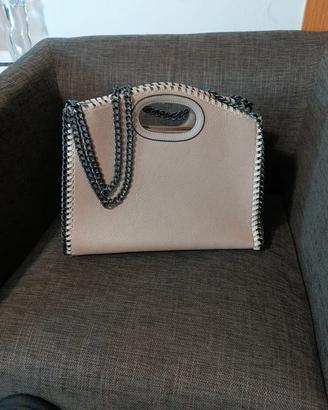 Borsa beige scuro con tracolla in metallo