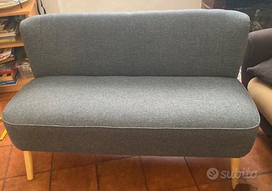 Divano 2 posti Stile Scandinavo e coprifivano.