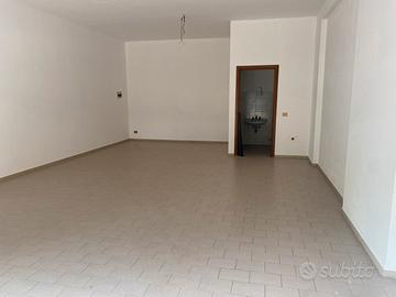 Negozio via Belgio di fronte la posta
