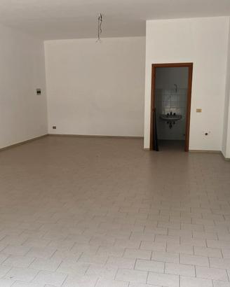 Negozio via Belgio di fronte la posta