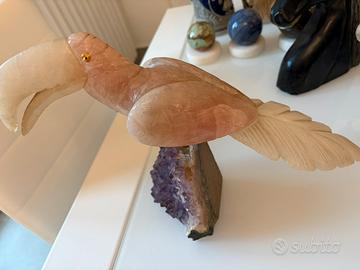 Scultura Tucano quarzo rosa e amerista