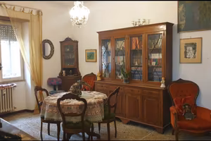 Ampia stanza singola in appartamento signorile