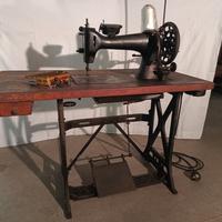 Macchina da cucire industriale ADLER 42-2