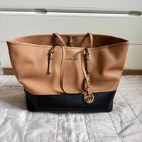 Borsa Jet Set beige e nera di Michael Kors