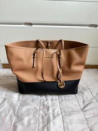 Borsa Jet Set beige e nera di Michael Kors