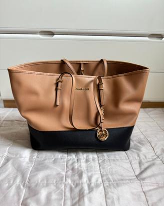 Borsa Jet Set beige e nera di Michael Kors