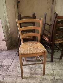 Sedia in legno chiaro con seduta in paglia
