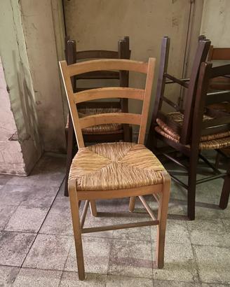 Sedia in legno chiaro con seduta in paglia