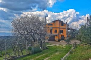 Villa indipendente con terreno a mezz'ora da roma