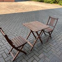 Tavolo quadrato in legno con sedie