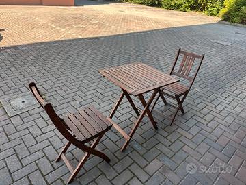 Tavolo quadrato in legno con sedie