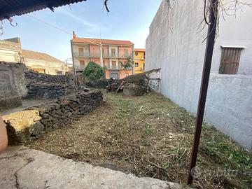 Rustico da ristrutturare con giardino