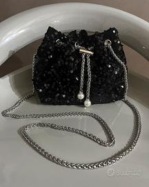 Borsa a secchiello paillettes nere dettagli perla