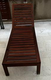 Lettino prendisole reclinabile in legno con ruote