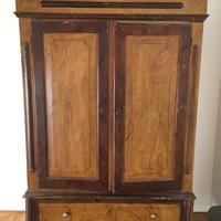 Antico armadio tirolese dipinto a mano