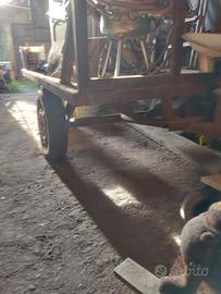 Rimorchio in ferro trainato