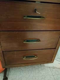 Scrivania di legno
