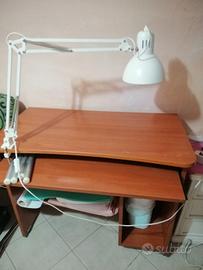 scrivania porta computer