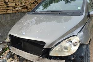 Mercedes classe b incidentata 