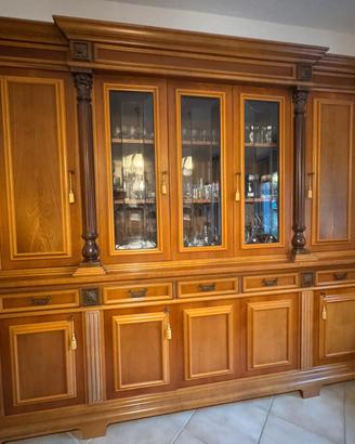 Credenza legno, 3 vetri molati, 5 cassetti.