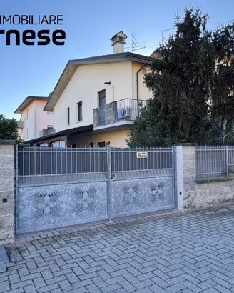 Villetta a schiera di 220 m² con più di 5 locali e