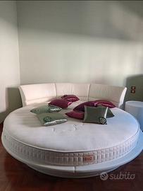 Letto di Poltrona Frau Lullaby due in pelle bianca