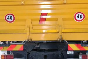 Camion con gru targa gialla