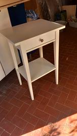 Comodino in legno bianco