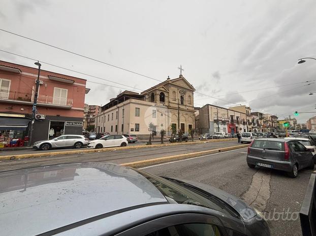 NEGOZIO A NAPOLI