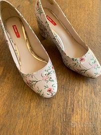 Scarpe con piccoli fiori