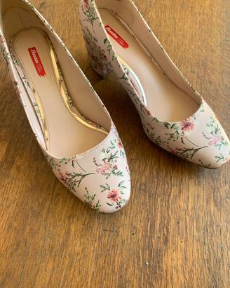 Scarpe con piccoli fiori