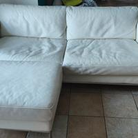 Divano in pelle e pouf