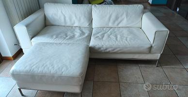 Divano in pelle e pouf