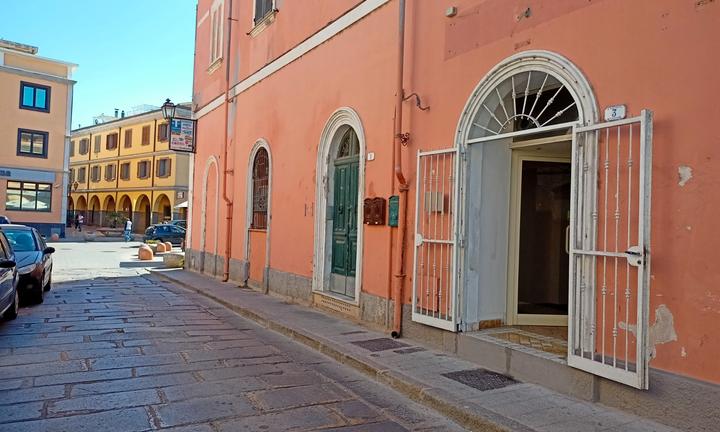 Locale commerciale centralissimo adiacente porto