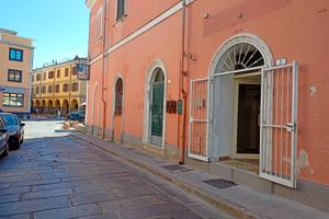 Locale commerciale centralissimo adiacente porto